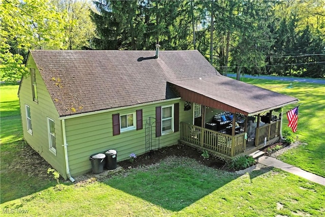 3122 Mccleary Jacoby Rd, Cortland, OH 44410 - rear view of house featuring roof with shingles, a lawn, view of wooded area, and a deck