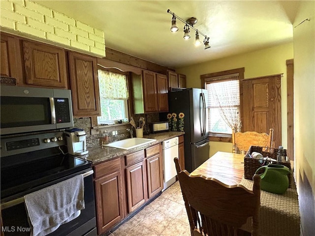 385 Truax Ln, Weirton, WV 26062 - kitchen with stainless steel appliances, a sink, healthy amount of natural light, and dark countertops