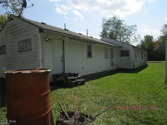 2817 Cemetery Rd, Ashtabula, OH 44004 - rear view of property with a lawn