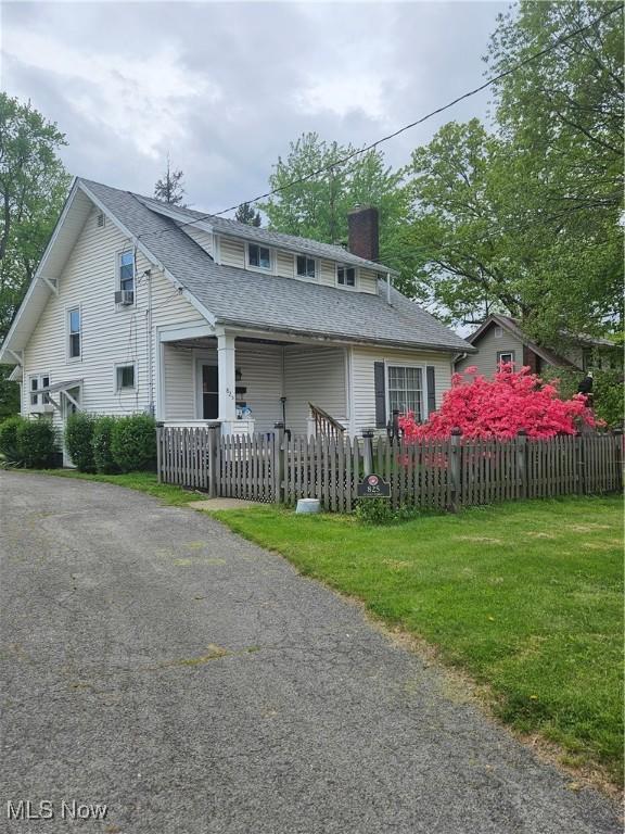 825 Summit St, Salem, OH 44460 - bungalow-style house featuring a chimney, a porch, a fenced front yard, and roof with shingles