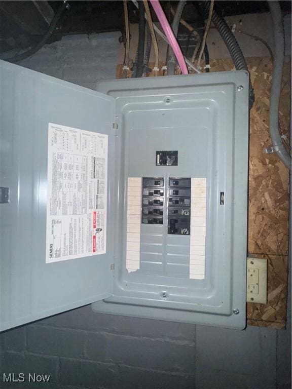 510 Parkcliffe Ave, Youngstown, OH 44511 - utility room featuring electric panel