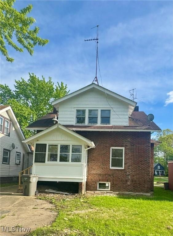 510 Parkcliffe Ave, Youngstown, OH 44511 - rear view of property featuring brick siding and a lawn
