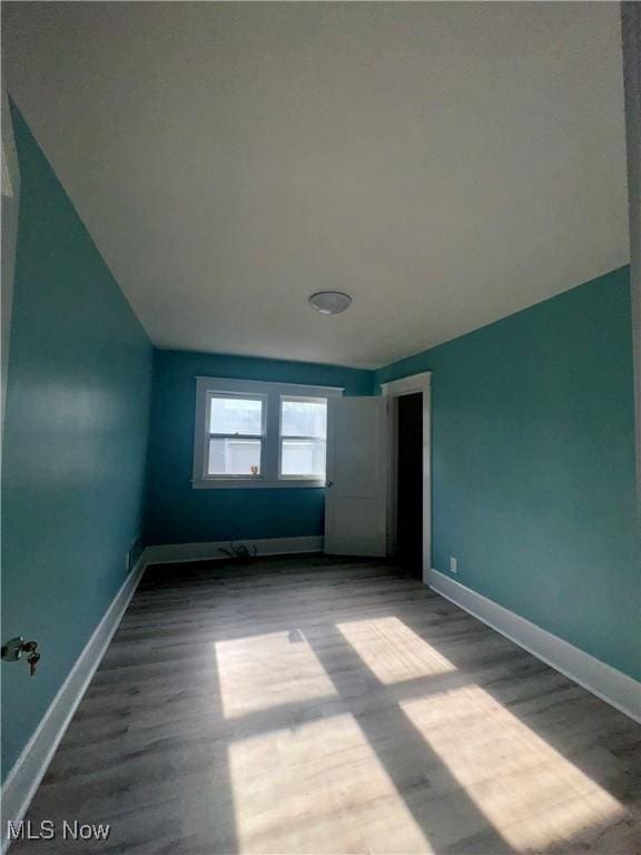 510 Parkcliffe Ave, Youngstown, OH 44511 - unfurnished bedroom featuring wood finished floors, vaulted ceiling, and baseboards