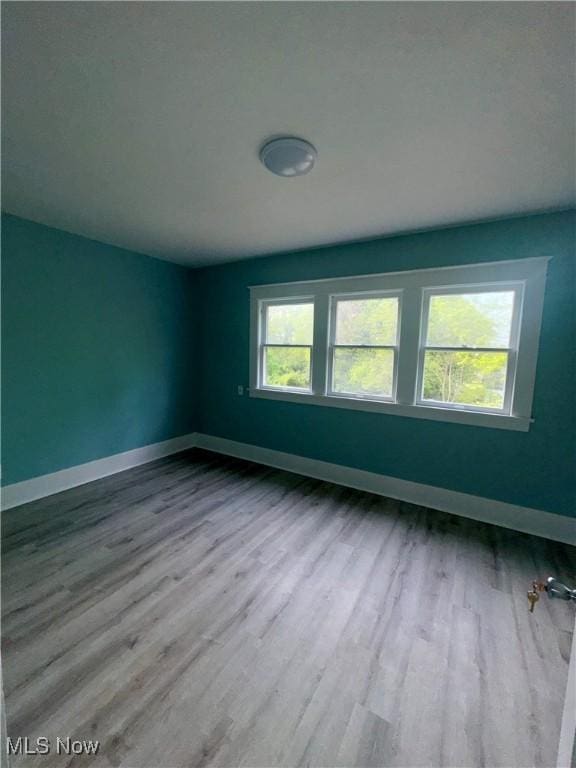 510 Parkcliffe Ave, Youngstown, OH 44511 - empty room featuring wood finished floors and baseboards