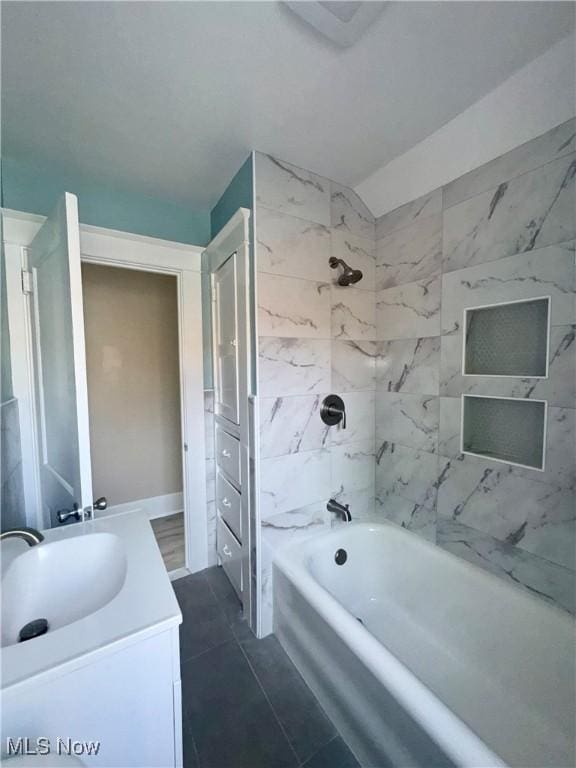 510 Parkcliffe Ave, Youngstown, OH 44511 - bathroom with vanity and shower / bath combination