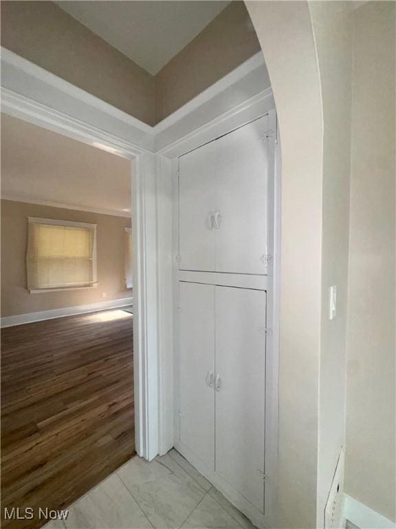 510 Parkcliffe Ave, Youngstown, OH 44511 - hall with arched walkways and light wood-style flooring