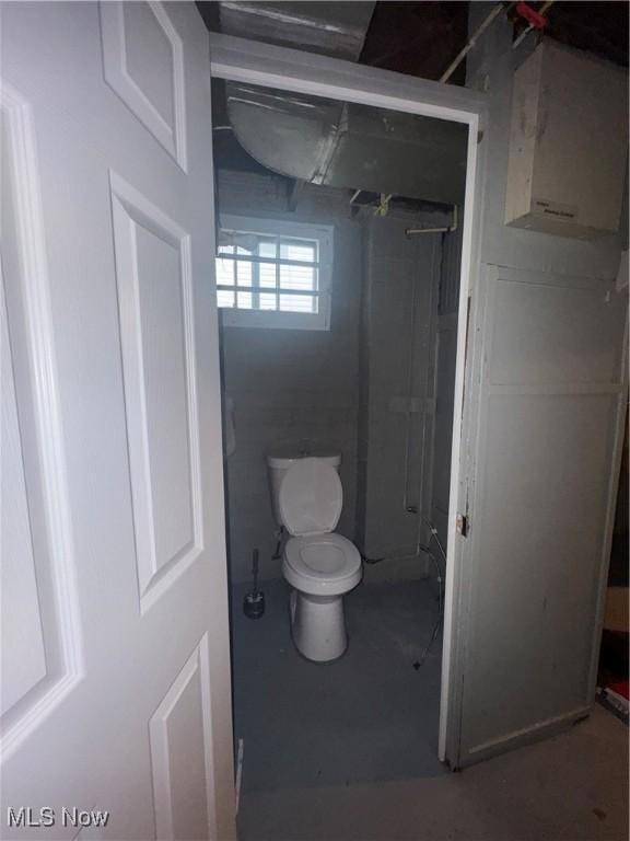 510 Parkcliffe Ave, Youngstown, OH 44511 - bathroom with toilet