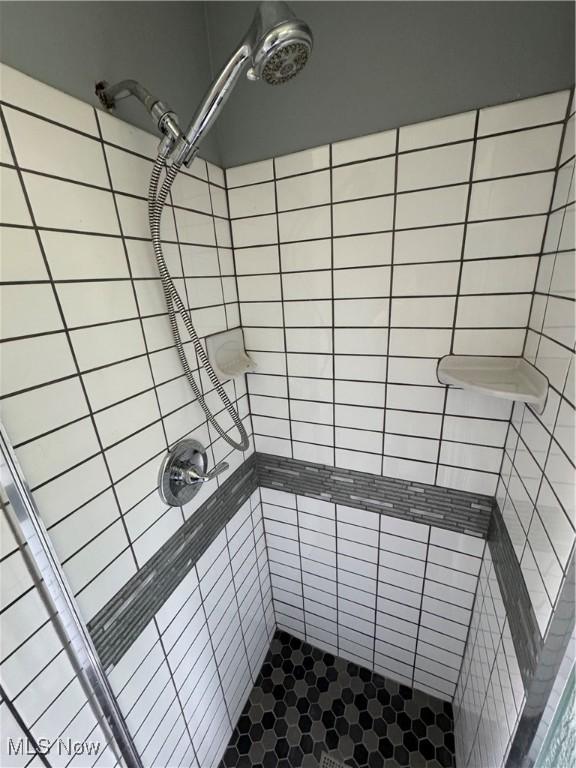 bathroom featuring tiled shower