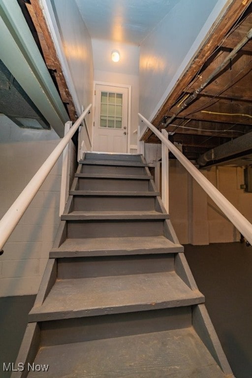459 N Osborn Ave, Youngstown, OH 44509 - view of stairs