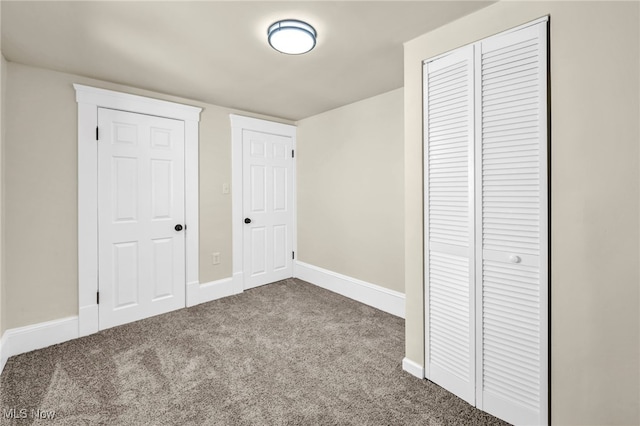 unfurnished bedroom featuring carpet, a closet, and baseboards