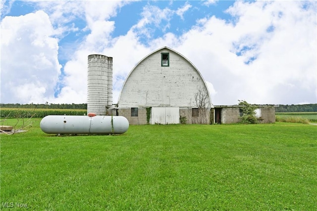 9960 Ridge Rdg, Farmdale, OH 44417 - back of house with a barn, an outdoor structure, and a lawn