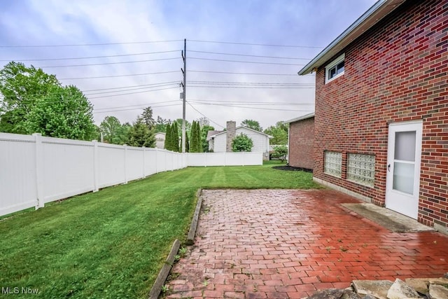 view of yard featuring a patio