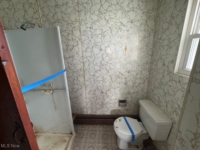234 High Ave, Byesville, OH 43723 - full bathroom featuring baseboards, toilet, a shower, and wallpapered walls
