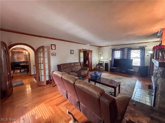 553 Willard Ave SE, Warren, OH 44483 - living area with arched walkways, crown molding, and light wood-style flooring