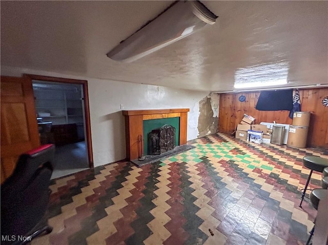 553 Willard Ave SE, Warren, OH 44483 - living room with wood walls