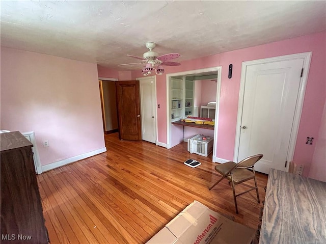 553 Willard Ave SE, Warren, OH 44483 - living room featuring a ceiling fan and light wood-style flooring