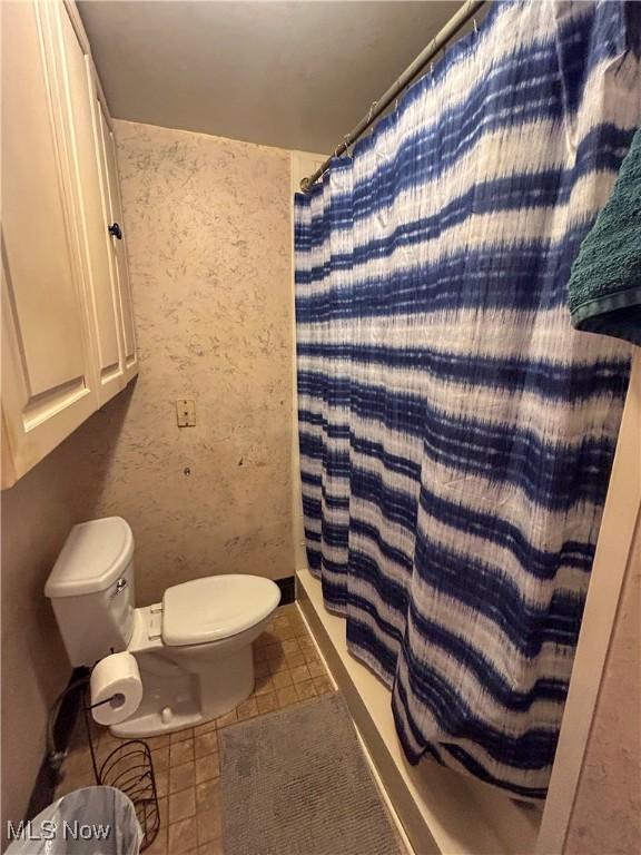 553 Willard Ave SE, Warren, OH 44483 - bathroom featuring tile patterned flooring and a shower with shower curtain