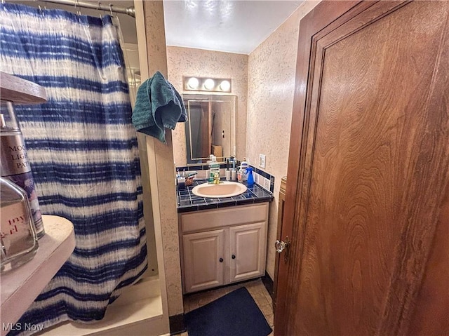 553 Willard Ave SE, Warren, OH 44483 - bathroom with vanity and a shower with shower curtain