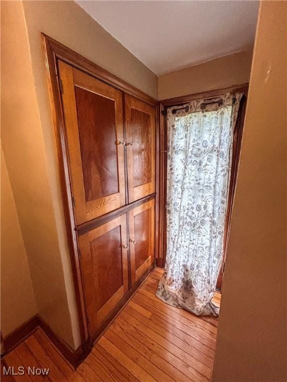 553 Willard Ave SE, Warren, OH 44483 - detailed view of wood finished floors and baseboards