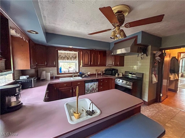 553 Willard Ave SE, Warren, OH 44483 - kitchen with stainless steel range oven, dishwashing machine, a ceiling fan, black microwave, and backsplash