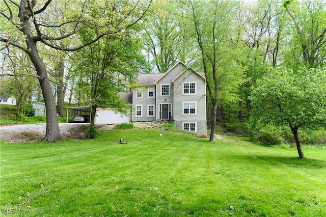 view of front of property featuring gravel driveway, a front yard, and a carport