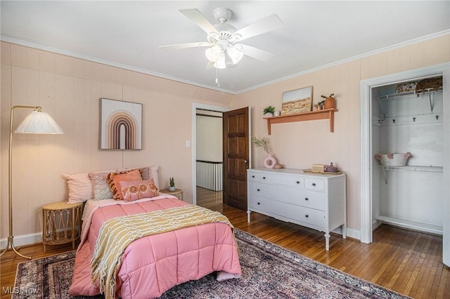 555 E Milton St, Alliance, OH 44601 - bedroom with wood finished floors, ornamental molding, and ceiling fan