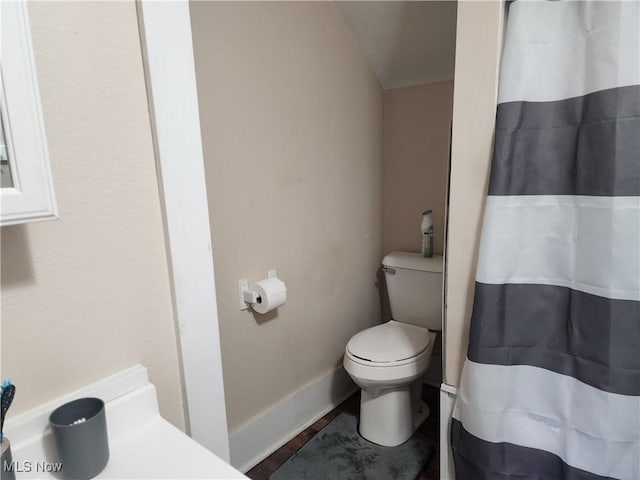 1327 Orange St, Coshocton, OH 43812 - full bath featuring toilet, a shower with shower curtain, baseboards, and wood finished floors