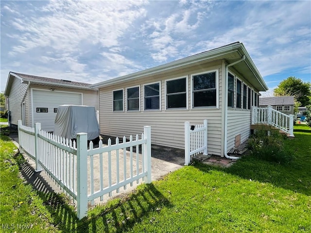 2270 S Commodore Ct, Lakeside-Marblehead, OH 43440 - back of property with a garage