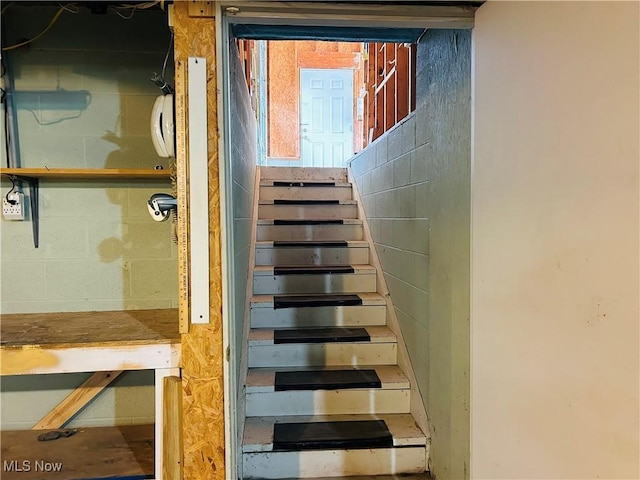 2270 S Commodore Ct, Lakeside-Marblehead, OH 43440 - view of stairs