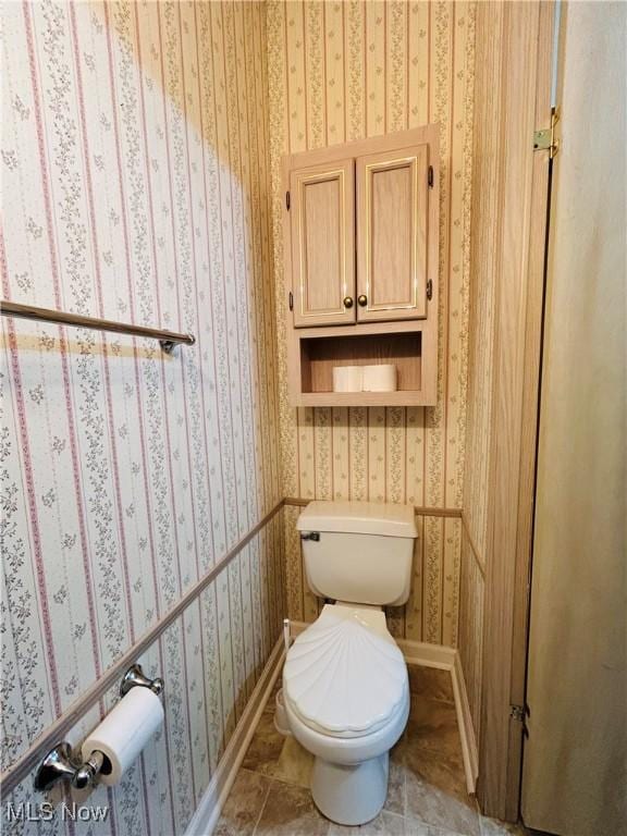 2270 S Commodore Ct, Lakeside-Marblehead, OH 43440 - bathroom featuring toilet, baseboards, and wallpapered walls