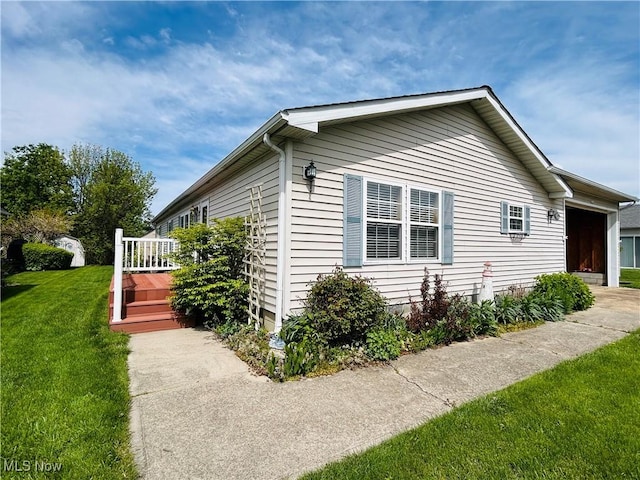 2270 S Commodore Ct, Lakeside-Marblehead, OH 43440 - view of side of property with a yard