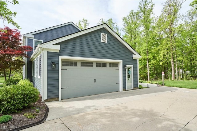 7304 Glastonbury Dr, Hudson, OH 44236 - garage with driveway