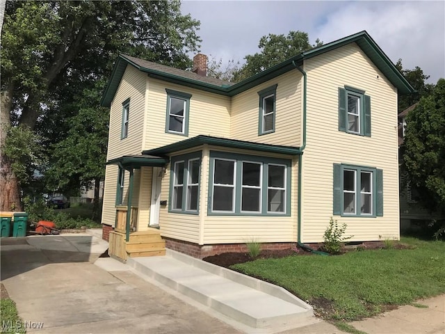 566 N Walnut St, Wooster, OH 44691 - view of front facade with a chimney and a front lawn
