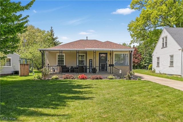 379 Foster Dr NE, Warren, OH 44483 - bungalow-style home featuring a porch and a front yard