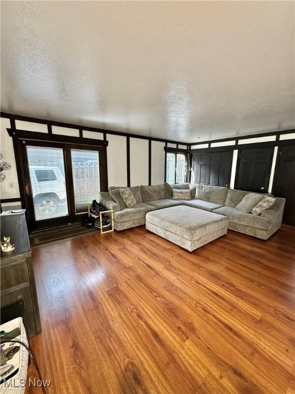 5460 Coronada Dr, Mentor-On-The-Lake, OH 44060 - living area with wood finished floors and a textured ceiling