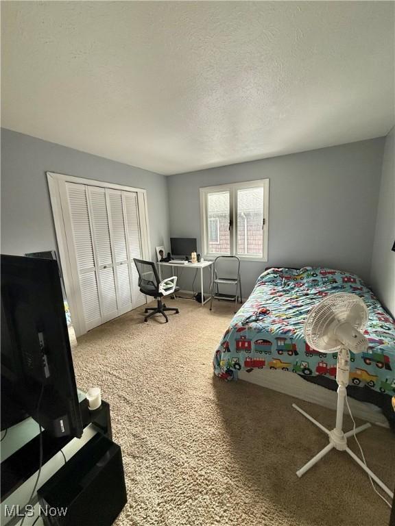 5460 Coronada Dr, Mentor-On-The-Lake, OH 44060 - carpeted bedroom featuring a textured ceiling, a desk, and a closet