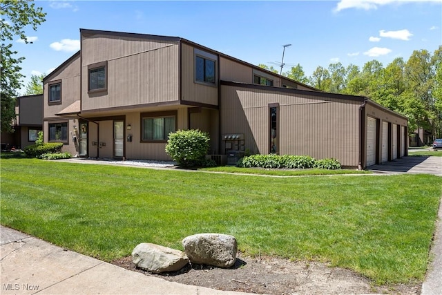 view of front of property featuring a front lawn