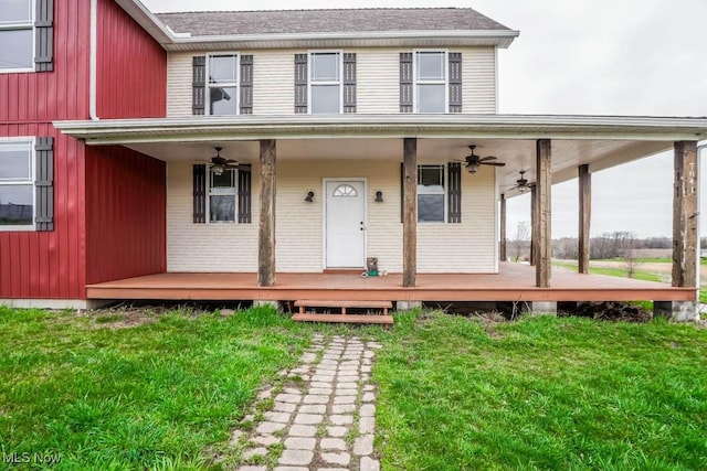 7841 State St NE, Louisville, OH 44641 - view of front of property featuring a ceiling fan and a front yard