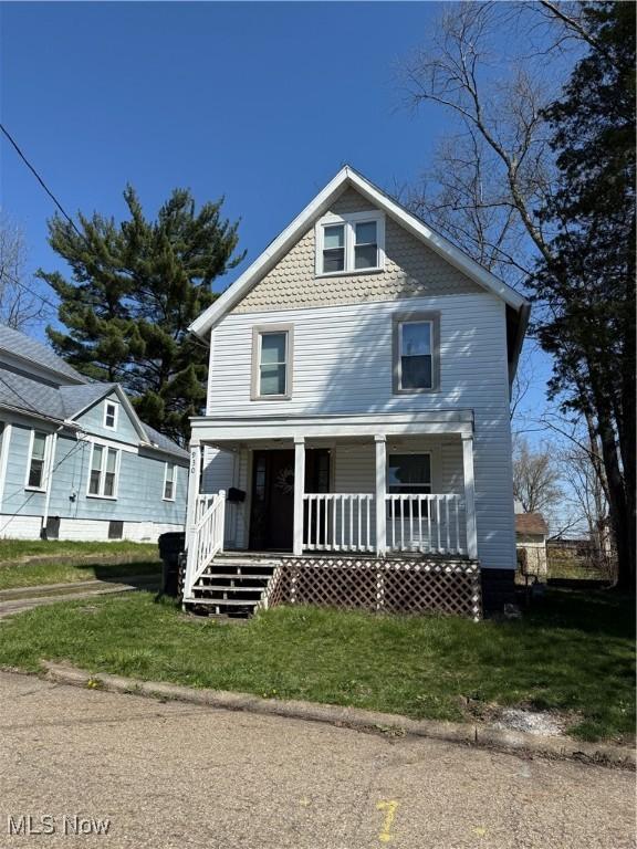 930 E Grant St, Alliance, OH 44601 - american foursquare style home featuring a porch and a front yard