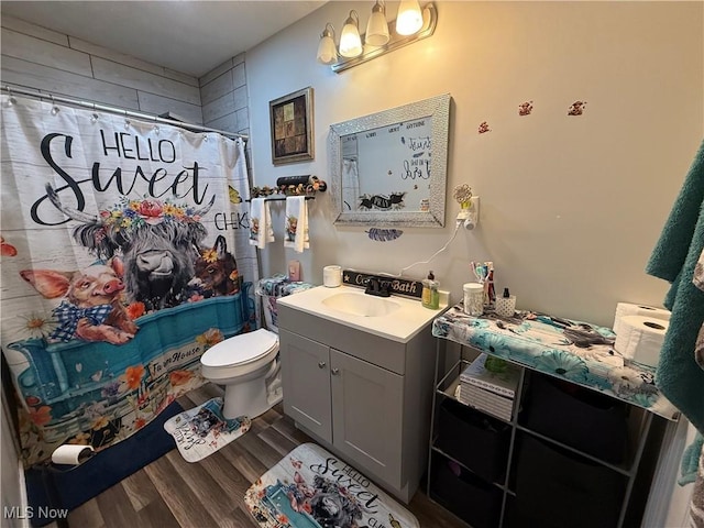939 S Arch Ave, Alliance, OH 44601 - full bath featuring wood finished floors, vanity, a shower with curtain, and toilet