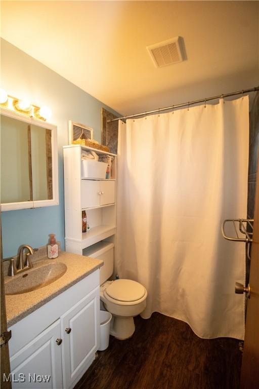 6333 Warren Sharon Rd, Oh, OH 44403 - full bathroom featuring vanity, wood finished floors, toilet, and curtained shower