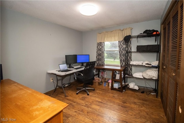6333 Warren Sharon Rd, Oh, OH 44403 - office space featuring wood finished floors