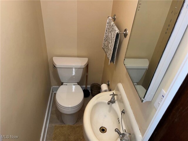 2508 Queenston Rd, Cleveland Heights, OH 44118 - bathroom featuring toilet, tile patterned floors, and baseboards