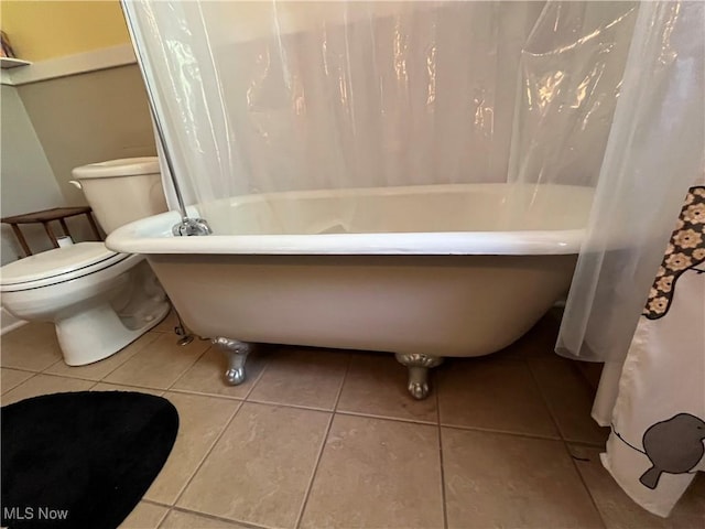 2508 Queenston Rd, Cleveland Heights, OH 44118 - bathroom featuring tile patterned flooring, toilet, a tub, and a shower with curtain