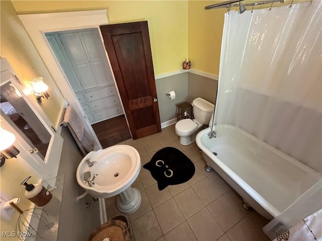2508 Queenston Rd, Cleveland Heights, OH 44118 - bathroom featuring toilet, tile patterned flooring, a sink, baseboards, and shower / tub combo with curtain