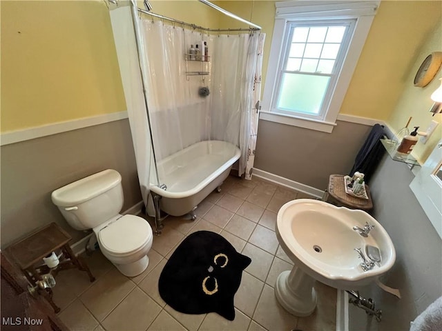 2508 Queenston Rd, Cleveland Heights, OH 44118 - bathroom with toilet, tile patterned floors, a sink, baseboards, and shower / bath combination with curtain