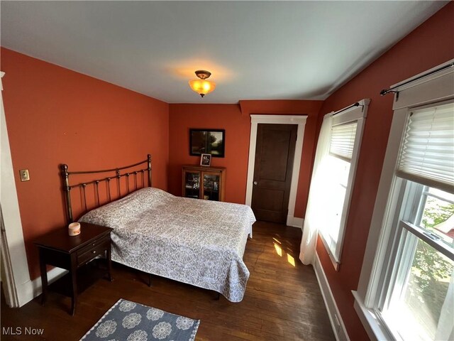 2508 Queenston Rd, Cleveland Heights, OH 44118 - bedroom featuring dark wood-style flooring and baseboards