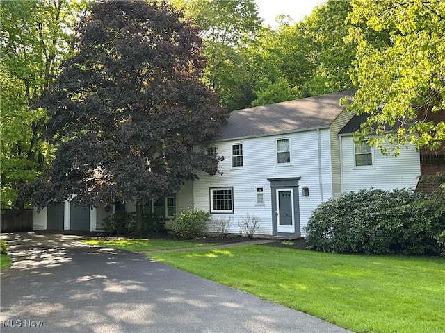 view of front of house featuring a front lawn and driveway