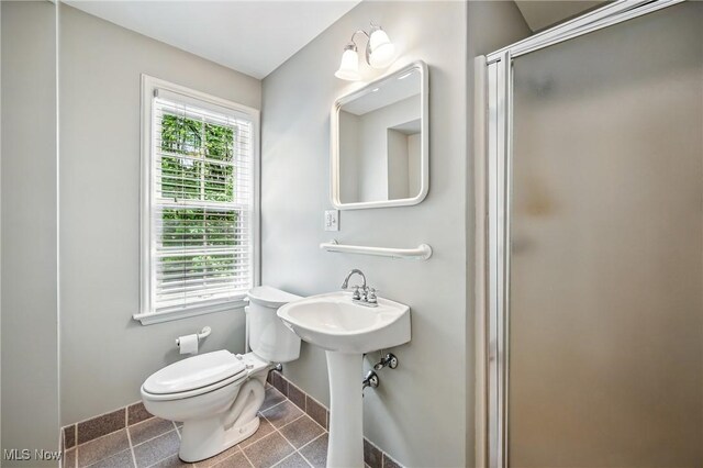 3711 Sampson Rd, Youngstown, OH 44505 - full bath featuring toilet, baseboards, and a stall shower
