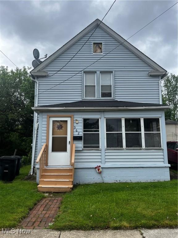 362 Howe St, Akron, OH 44307 - view of front facade featuring entry steps and a front lawn